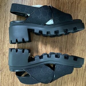 BNIB gucci Logo sandals